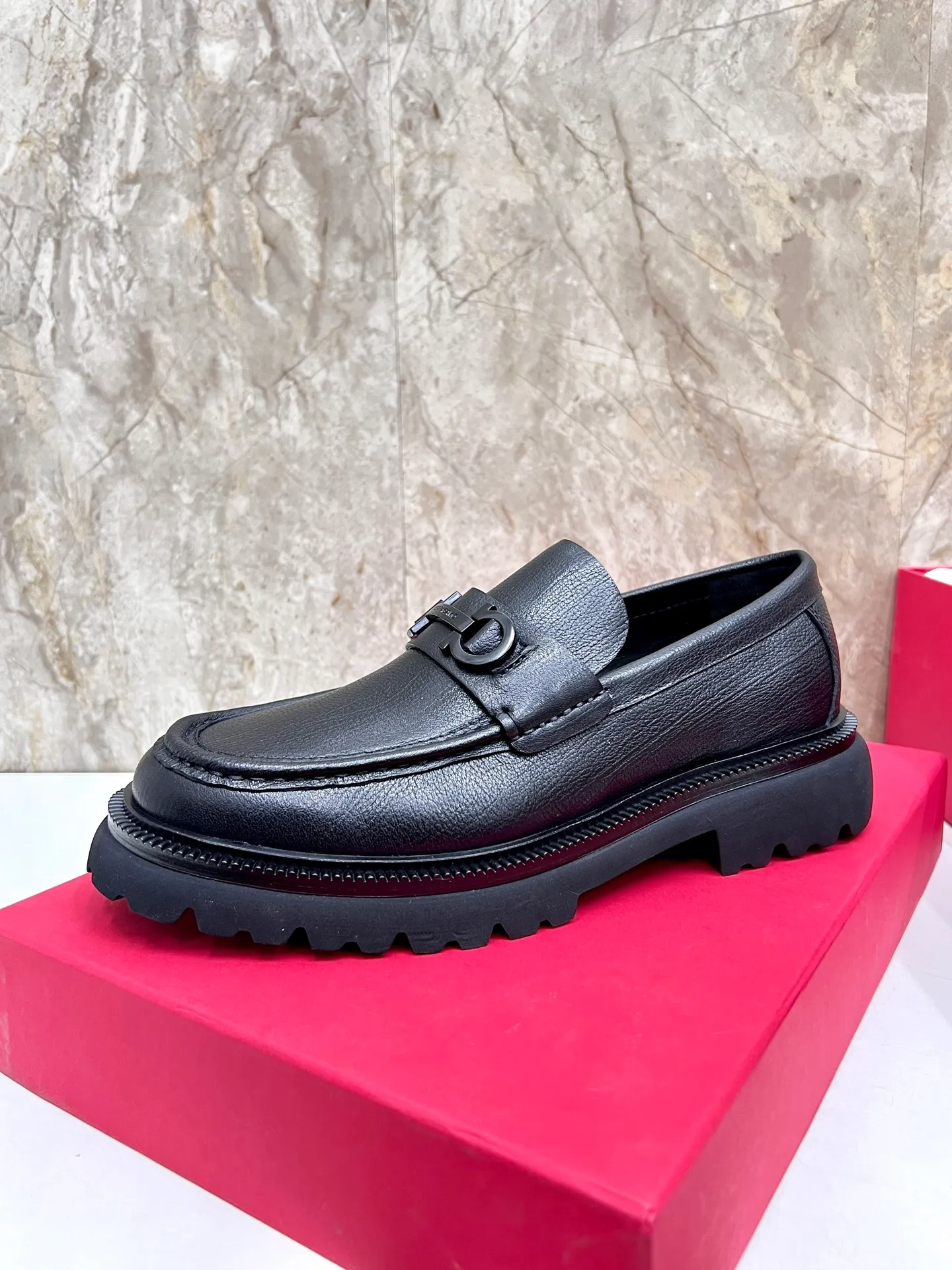 Original quality P780 Brand: Ferragamo Standard code: Men's code 39.40.41.42.43.44 Grade: Same style as the official website High-quality men's shoes Material: Customized first-layer calfskin with water-dyed cowhide lining Cowhide tiptoe Original non-slip and wear-resistant rubber outsole Style category: Men's formal business leather shoes are young and fashionable European and American trends British style Casual matching Comfortable feet Color: actual picture